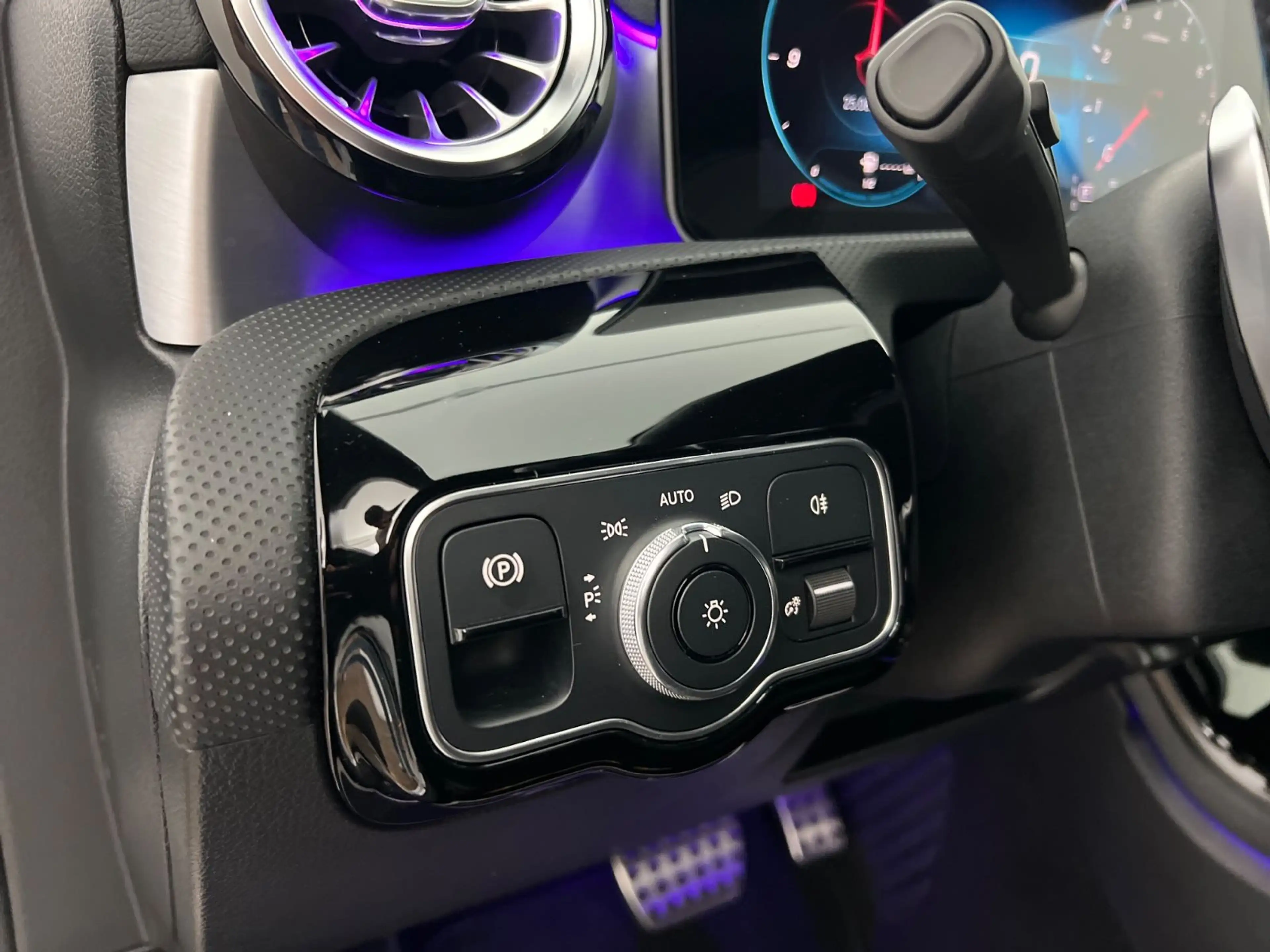Mercedes-Benz A 220 4 MATIC / KEYLESS / AMG / AMBIENTE / 1.HD — photo 19