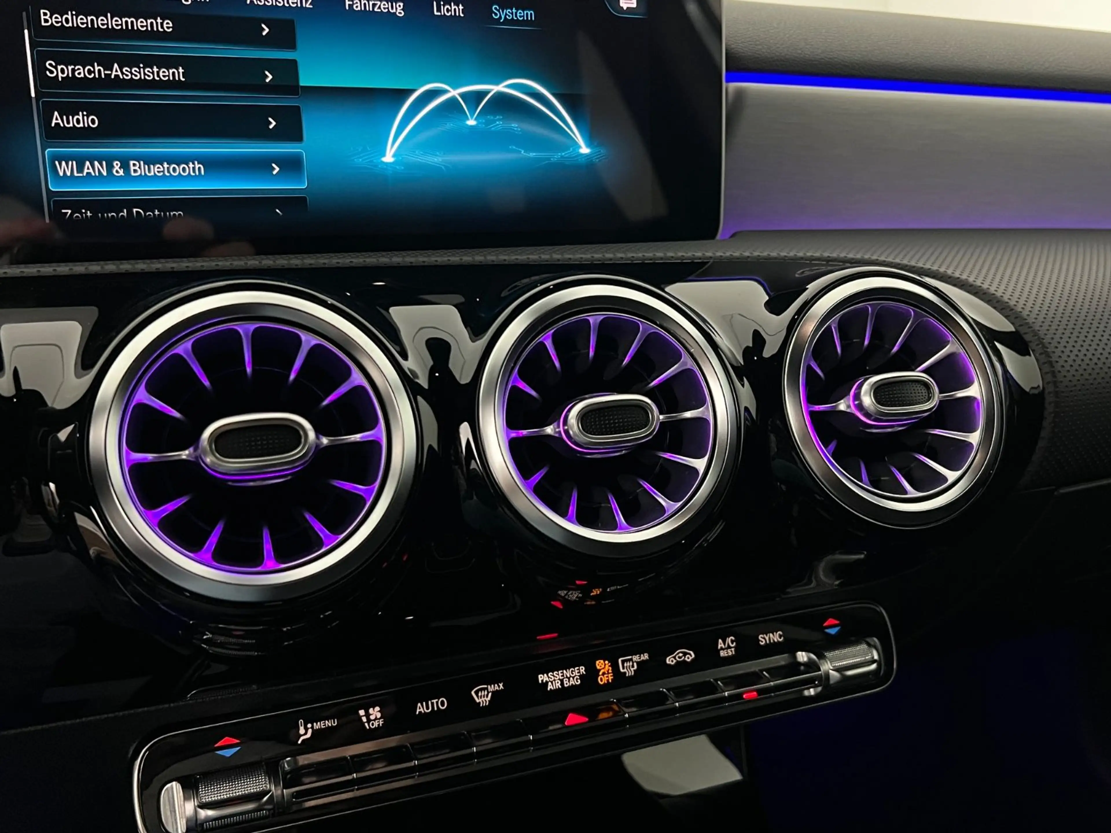 Mercedes-Benz A 220 4 MATIC / KEYLESS / AMG / AMBIENTE / 1.HD — photo 35