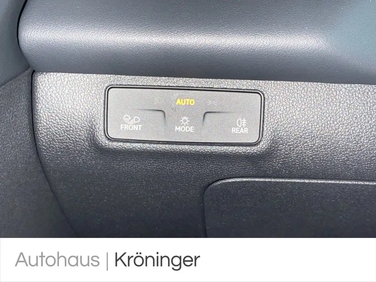 Volkswagen T-Roc 1.5 eTSI DSG Style AHK Navi Rück Massage 17