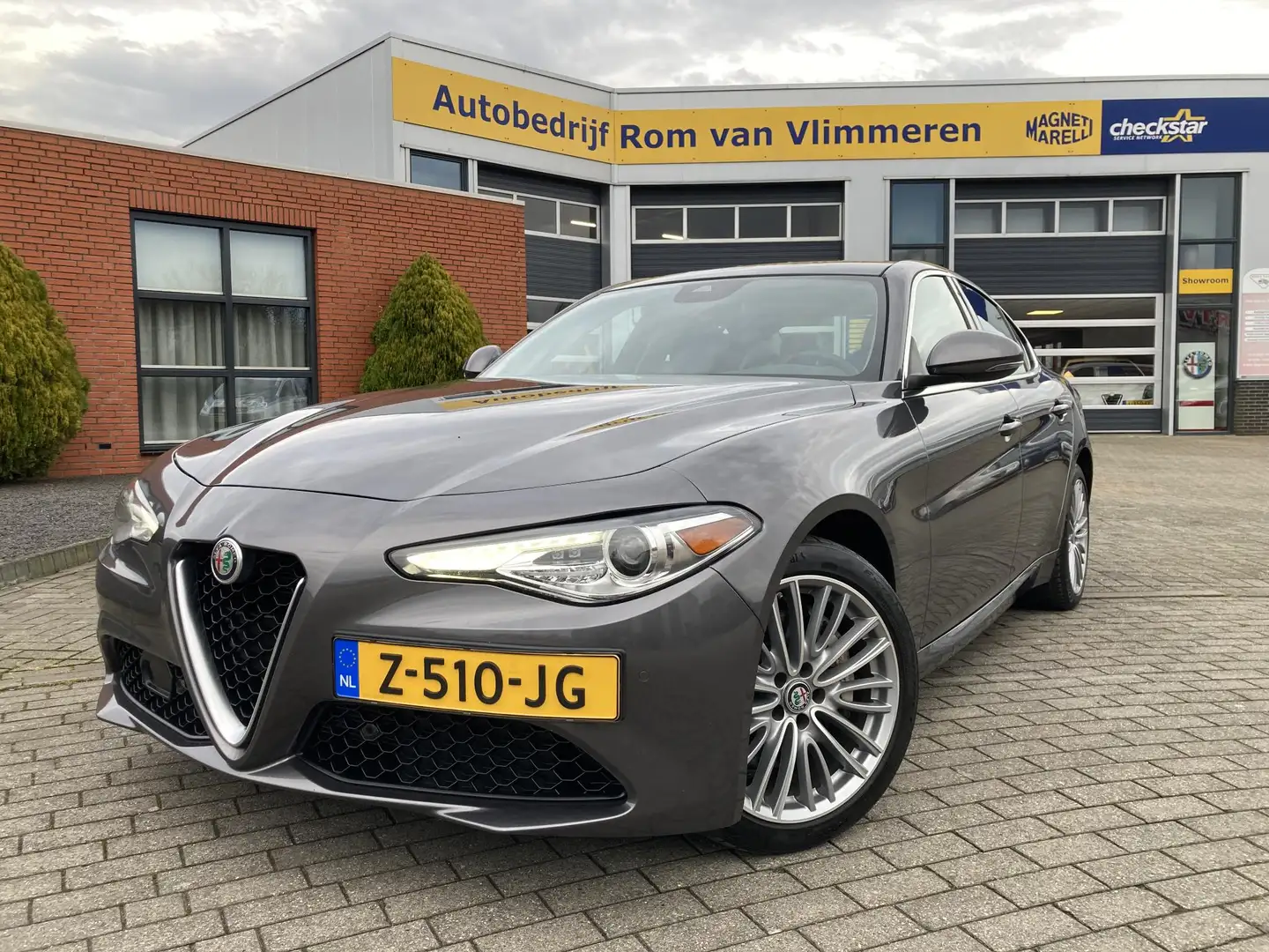 Alfa Romeo Giulia 2.0 T TI Lusso Q4 | Apple Car Play | Harman Kardon Grijs - 1