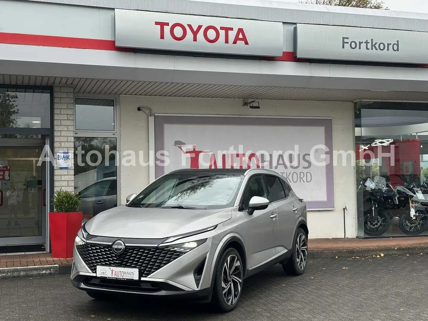 Nissan Qashqai 1.3 MHEV Xtronic Tekna + Pano, Bose, 20' Silber - 1