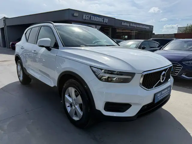 Volvo XC40 view 3