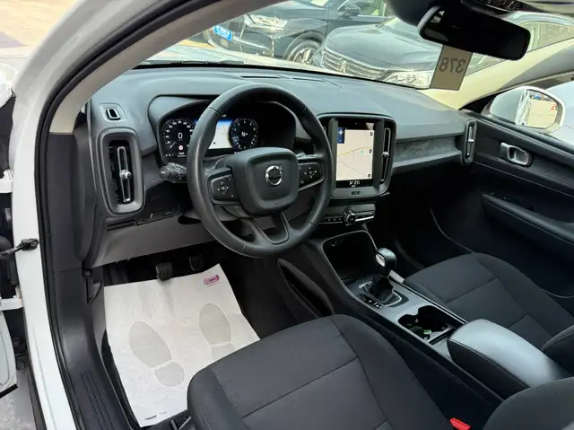 Volvo XC40 view 14