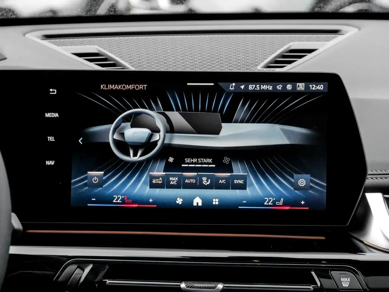 BMW X1 sDrive18i xLine HUD PANO ACC AHK RFK NAVI 8