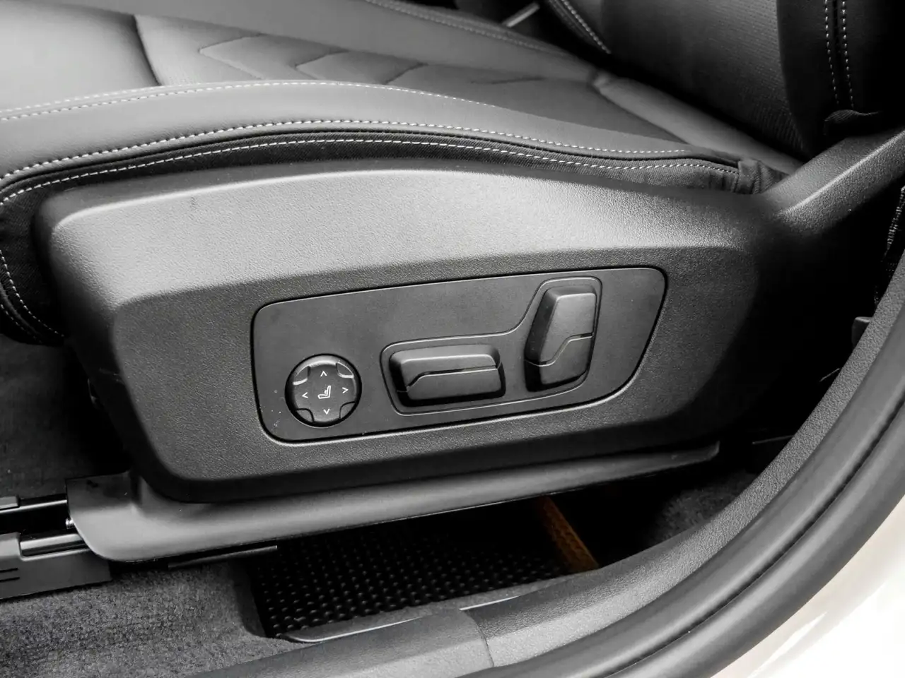 BMW X1 sDrive18i xLine HUD PANO ACC AHK RFK NAVI 14