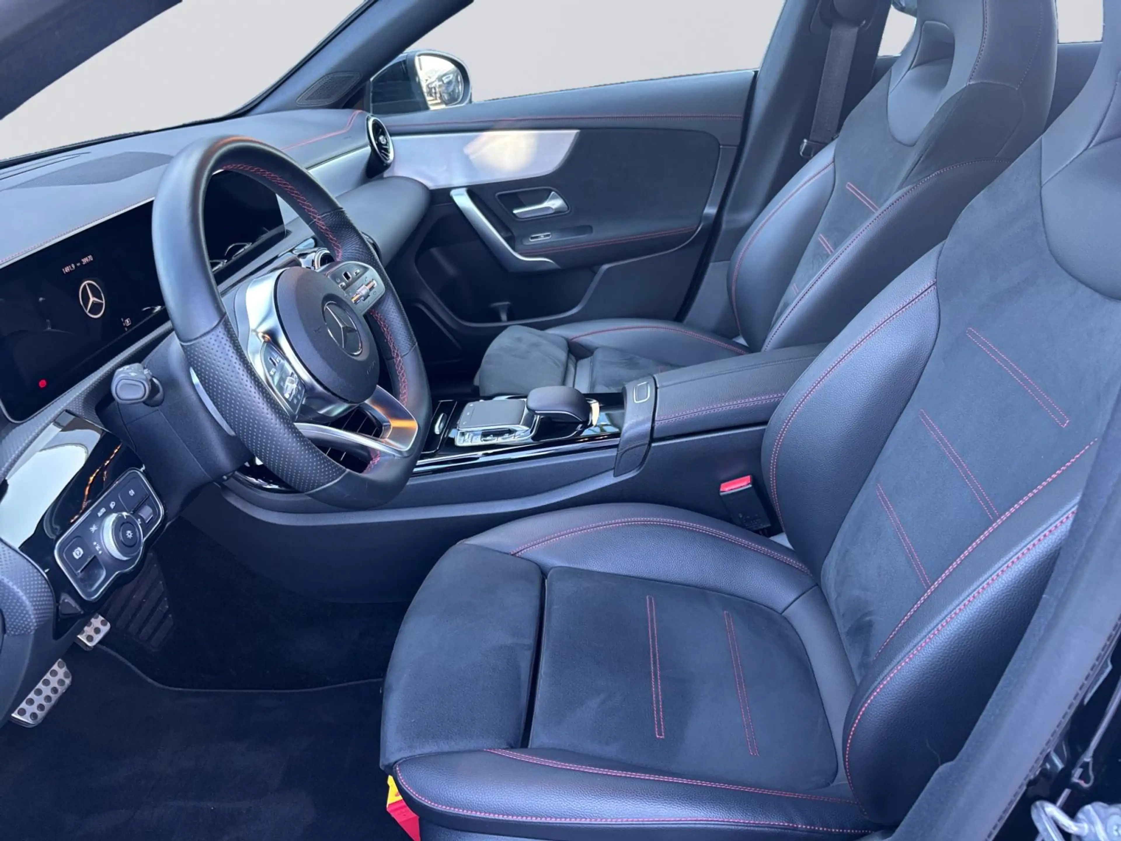 Mercedes-Benz CLA 200 Shooting Brake AMG Line — photo 11