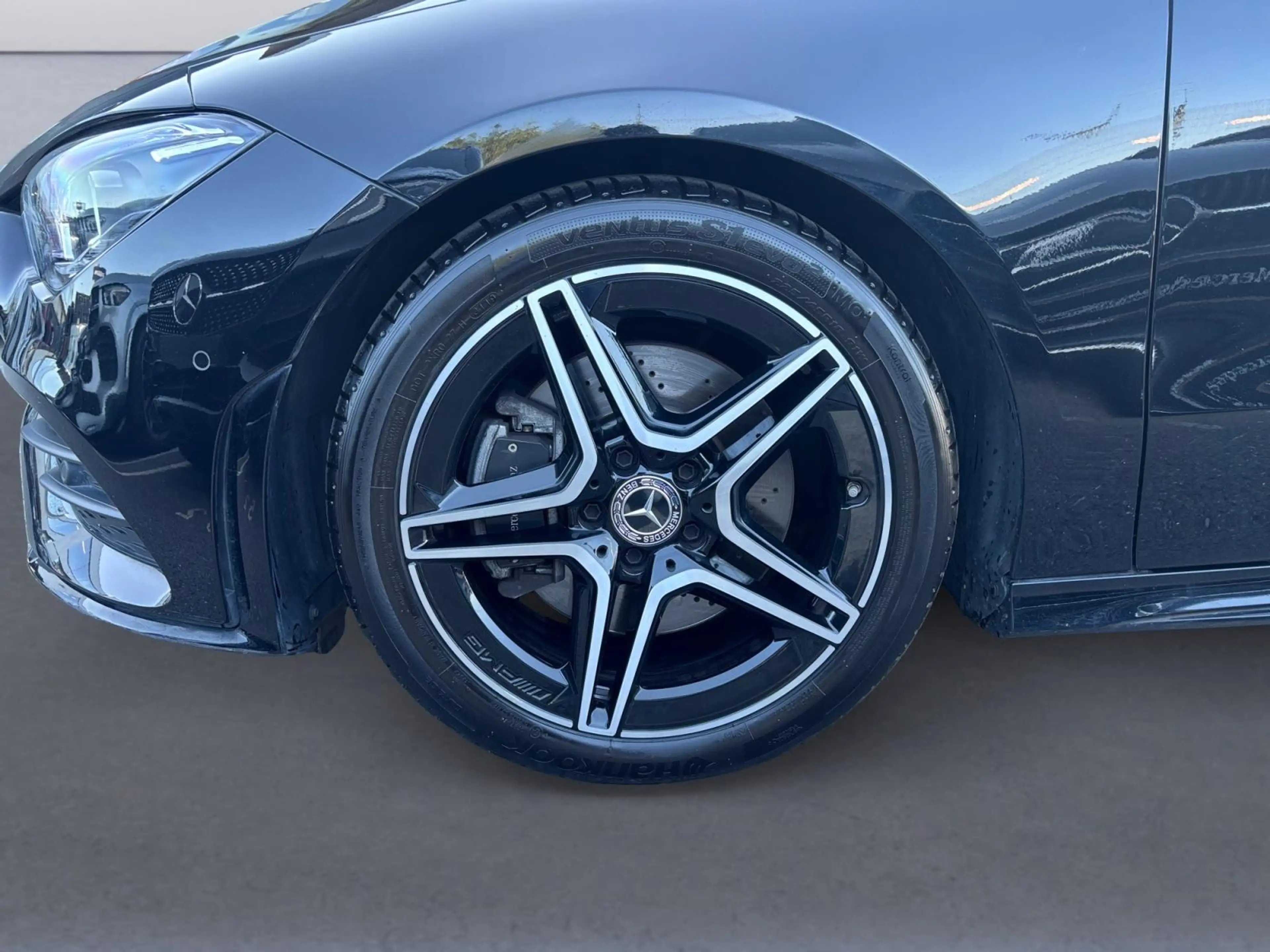 Mercedes-Benz CLA 200 Shooting Brake AMG Line — photo 4