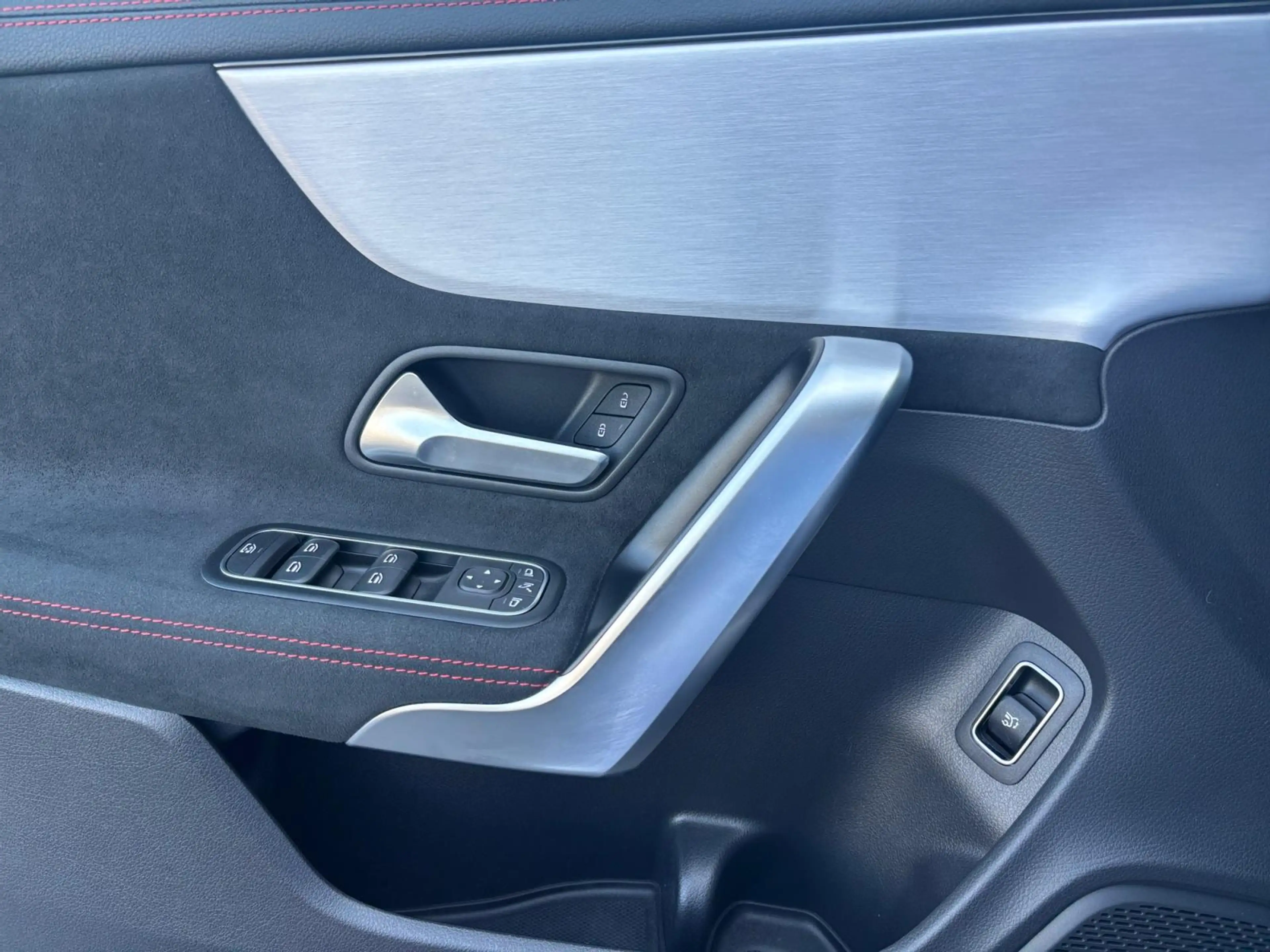 Mercedes-Benz CLA 200 Shooting Brake AMG Line — photo 10