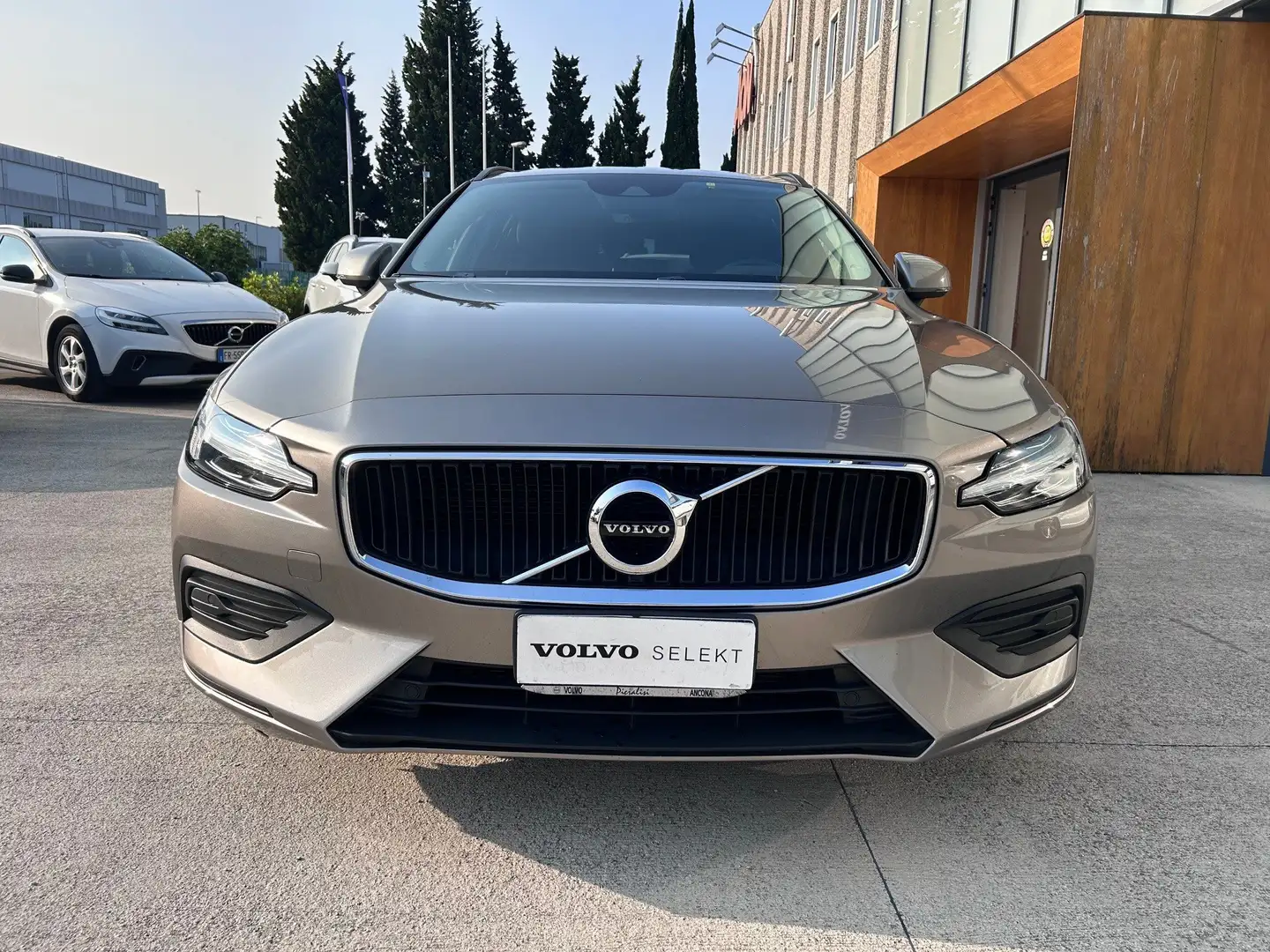 Volvo V60 V60 2.0 b4 Momentum Business auto Grigio - 1