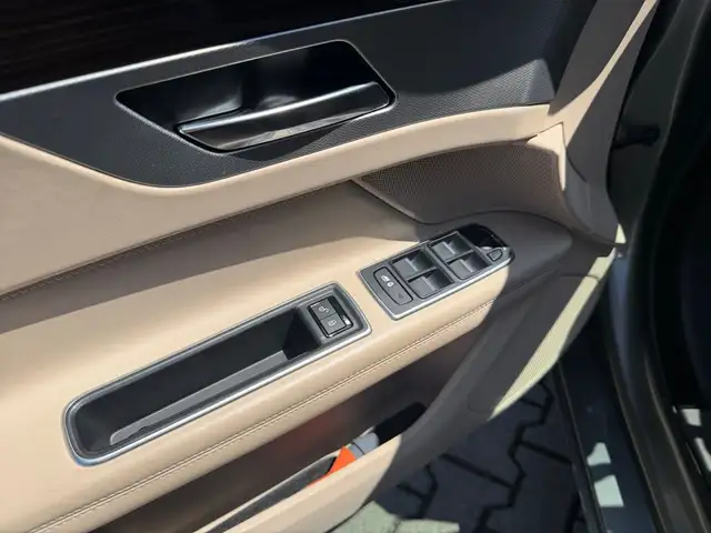 Jaguar XF view 19