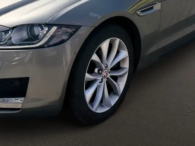 Jaguar XF view 3