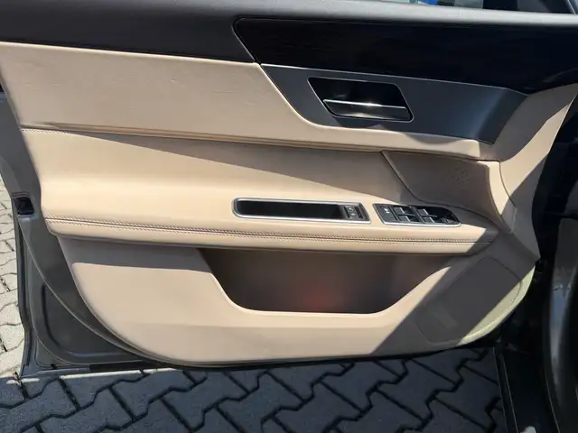 Jaguar XF view 20