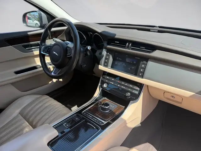 Jaguar XF view 16