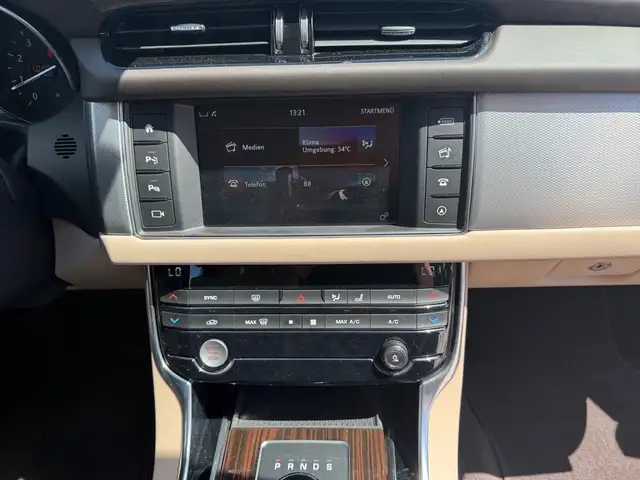 Jaguar XF view 17