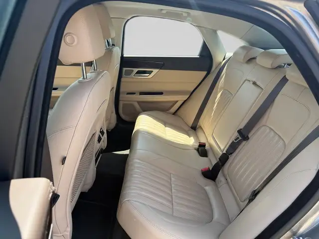 Jaguar XF view 18