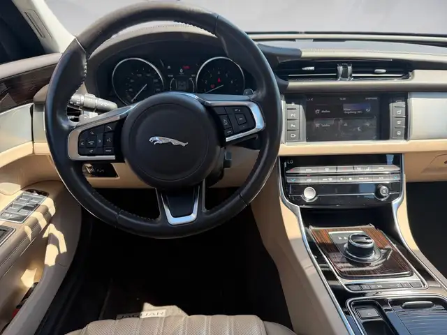 Jaguar XF view 13