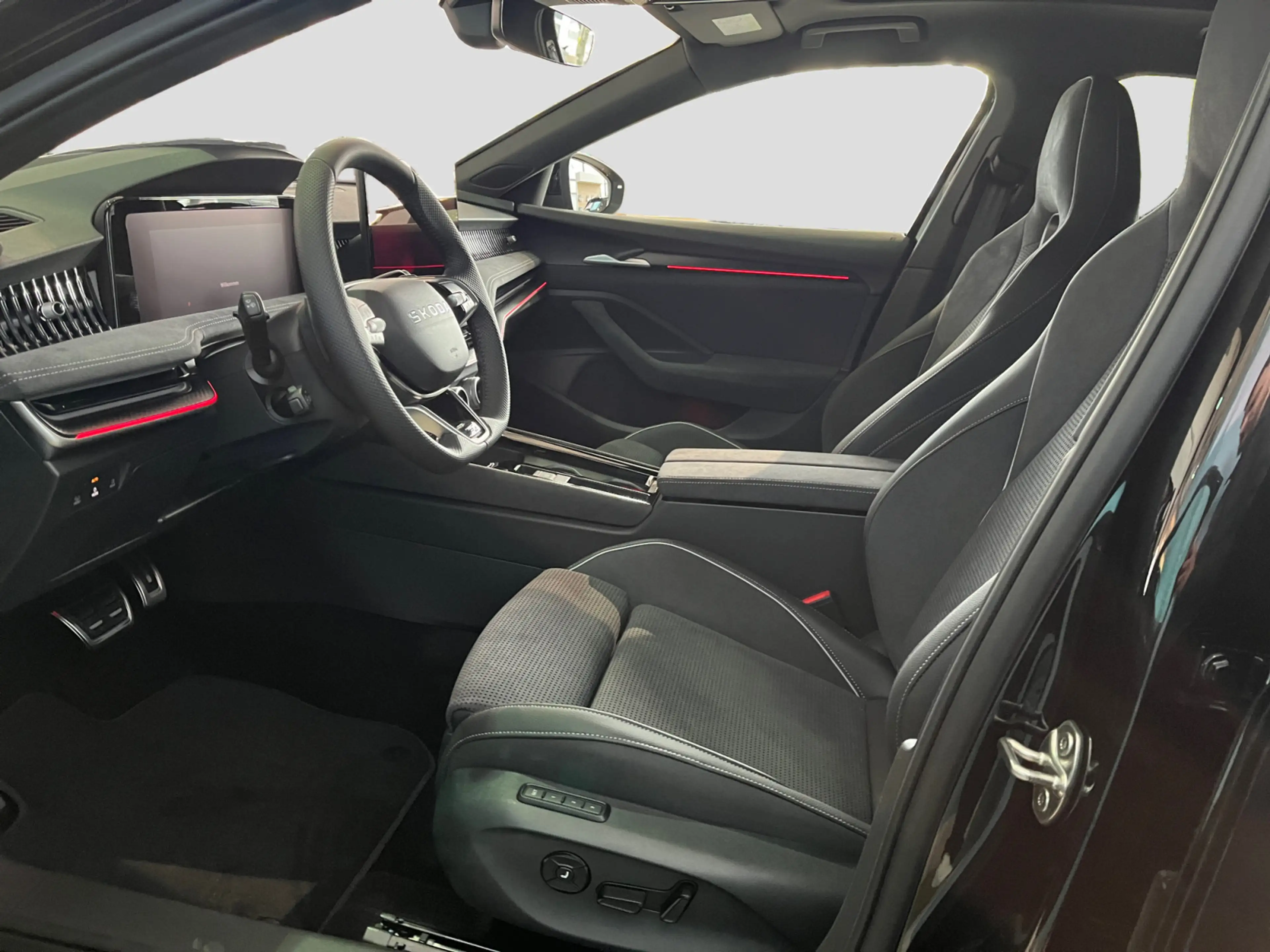 Skoda Superb Combi Sportline 2,0 TDI AHK Pano Standhz — photo 10
