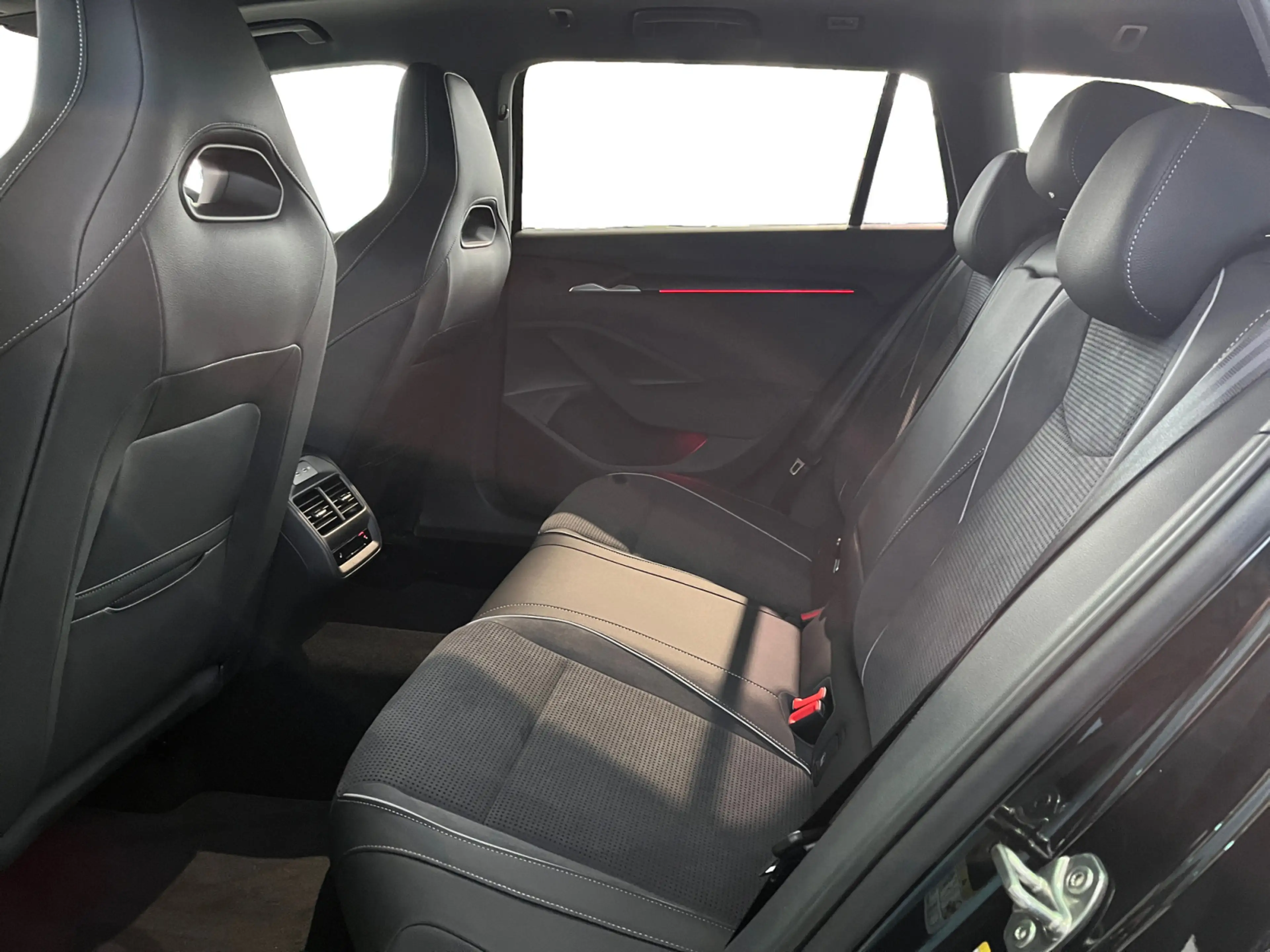 Skoda Superb Combi Sportline 2,0 TDI AHK Pano Standhz — photo 11