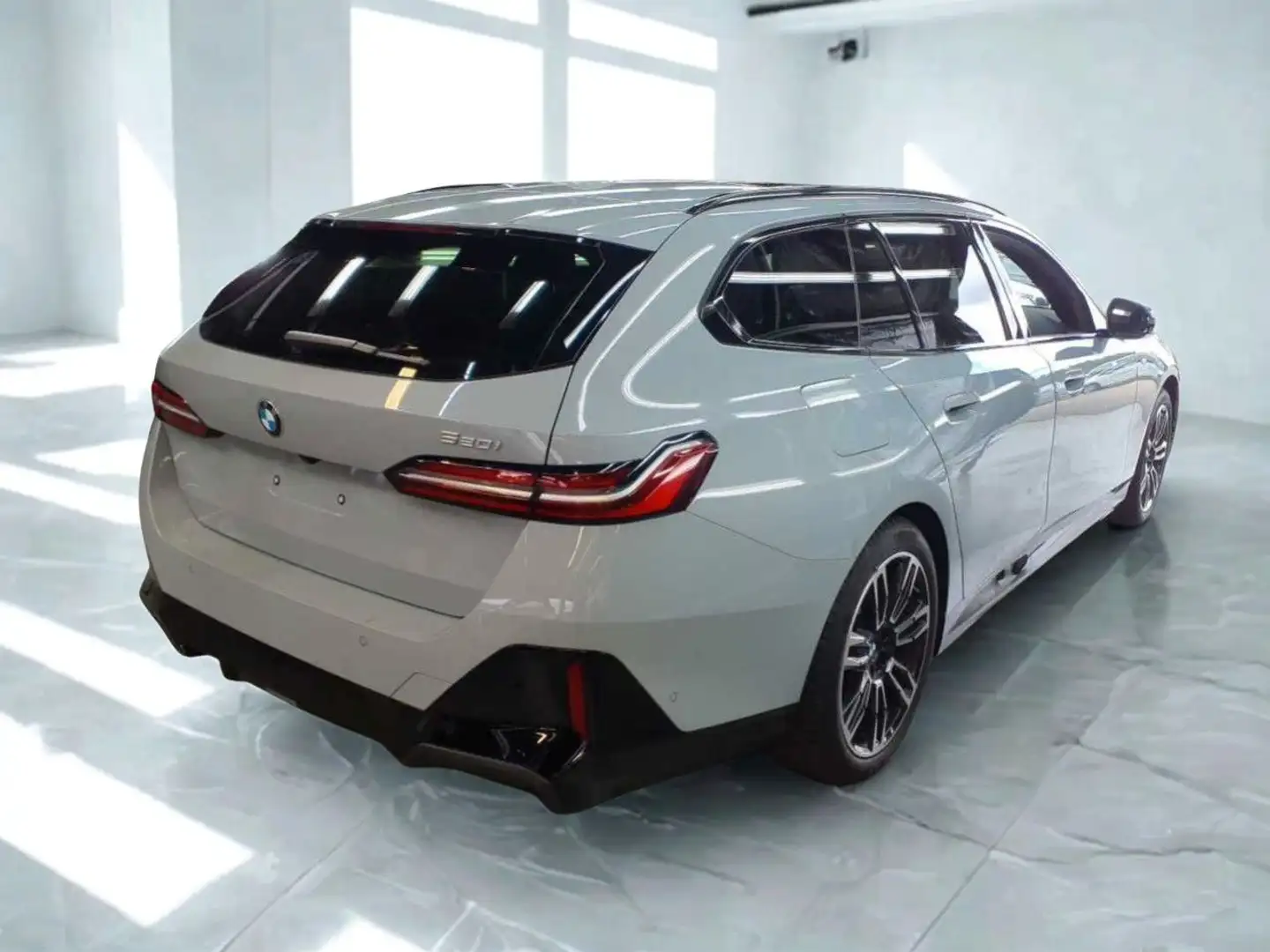 BMW 520 i M Sport Touring PANO ICONIC HUD AHK 360 Grau - 2