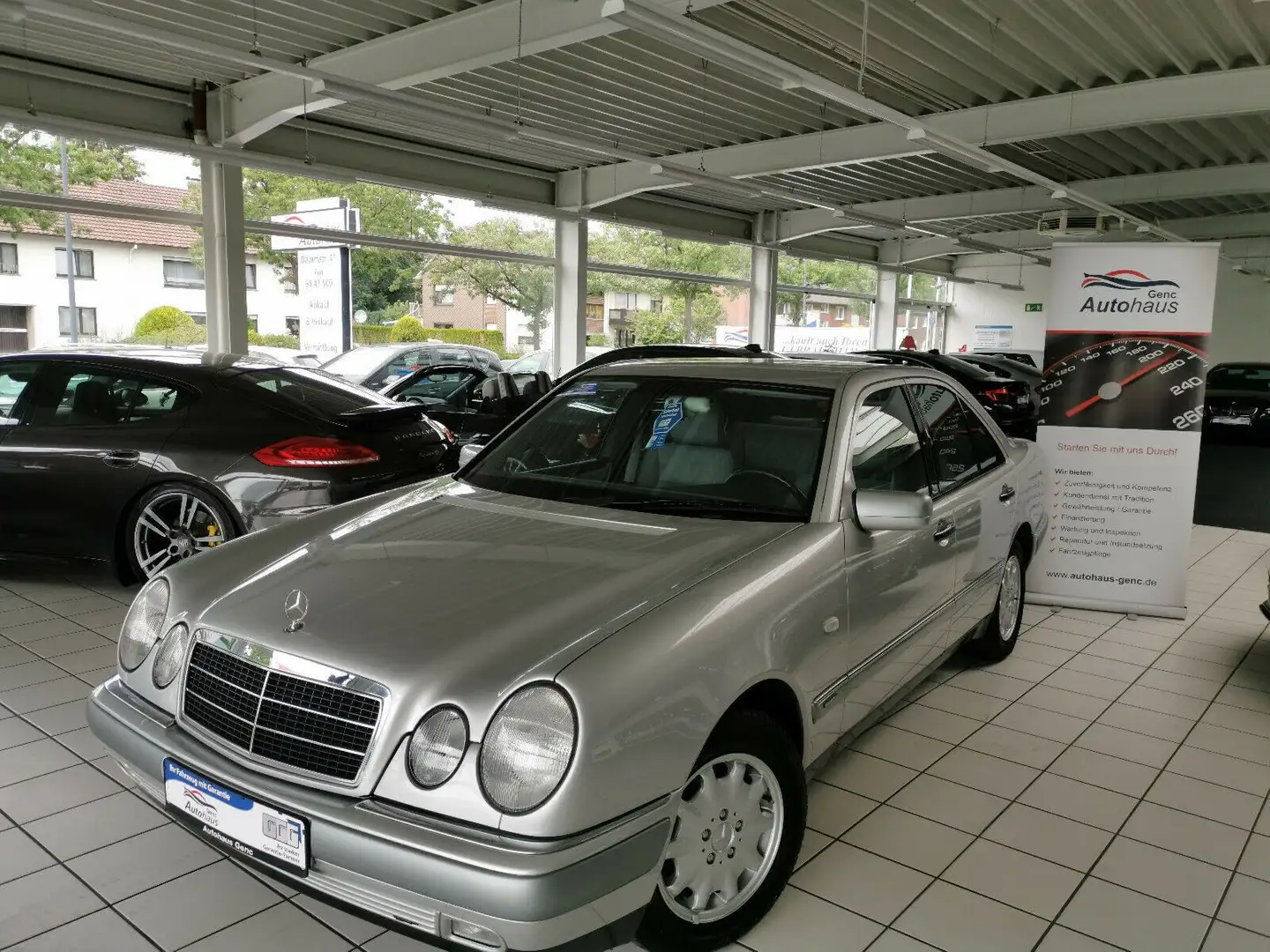 Mercedes-Benz E 200 Lim.-1. Hand-Sitzheizung-AHK-Klima Silber - 1