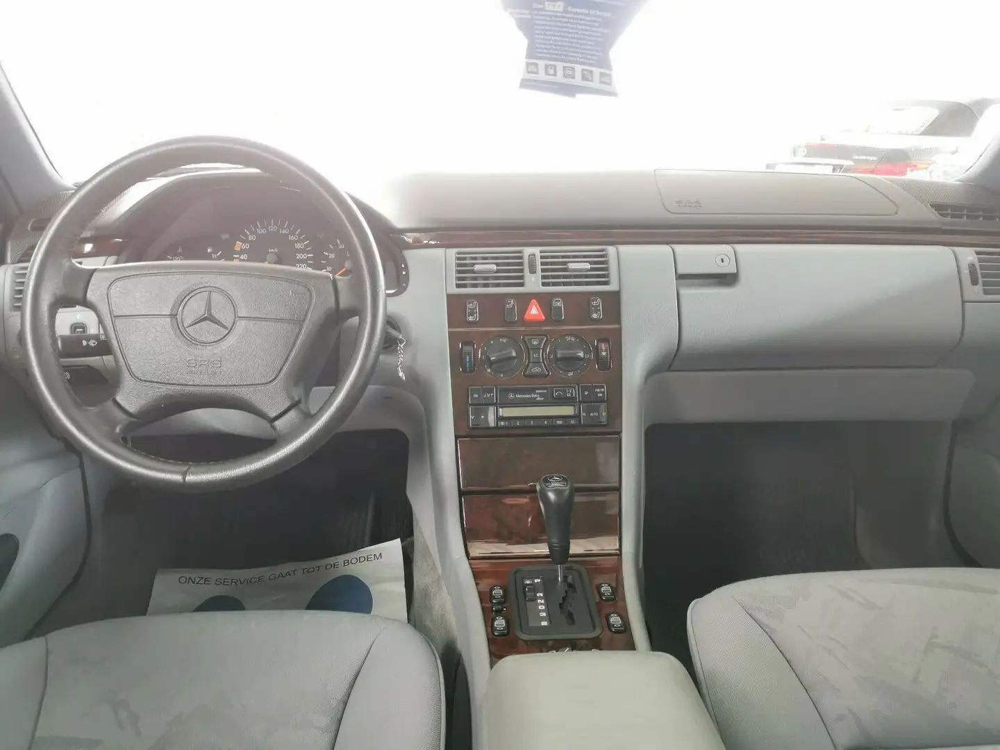 Mercedes-Benz E 200 Lim.-1. Hand-Sitzheizung-AHK-Klima Silber - 2