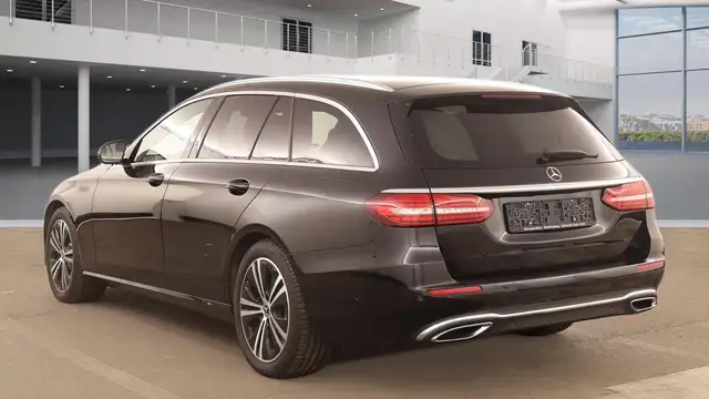 Mercedes-Benz E-Class view 3