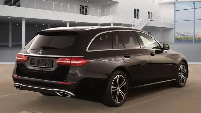 Mercedes-Benz E-Class view 4