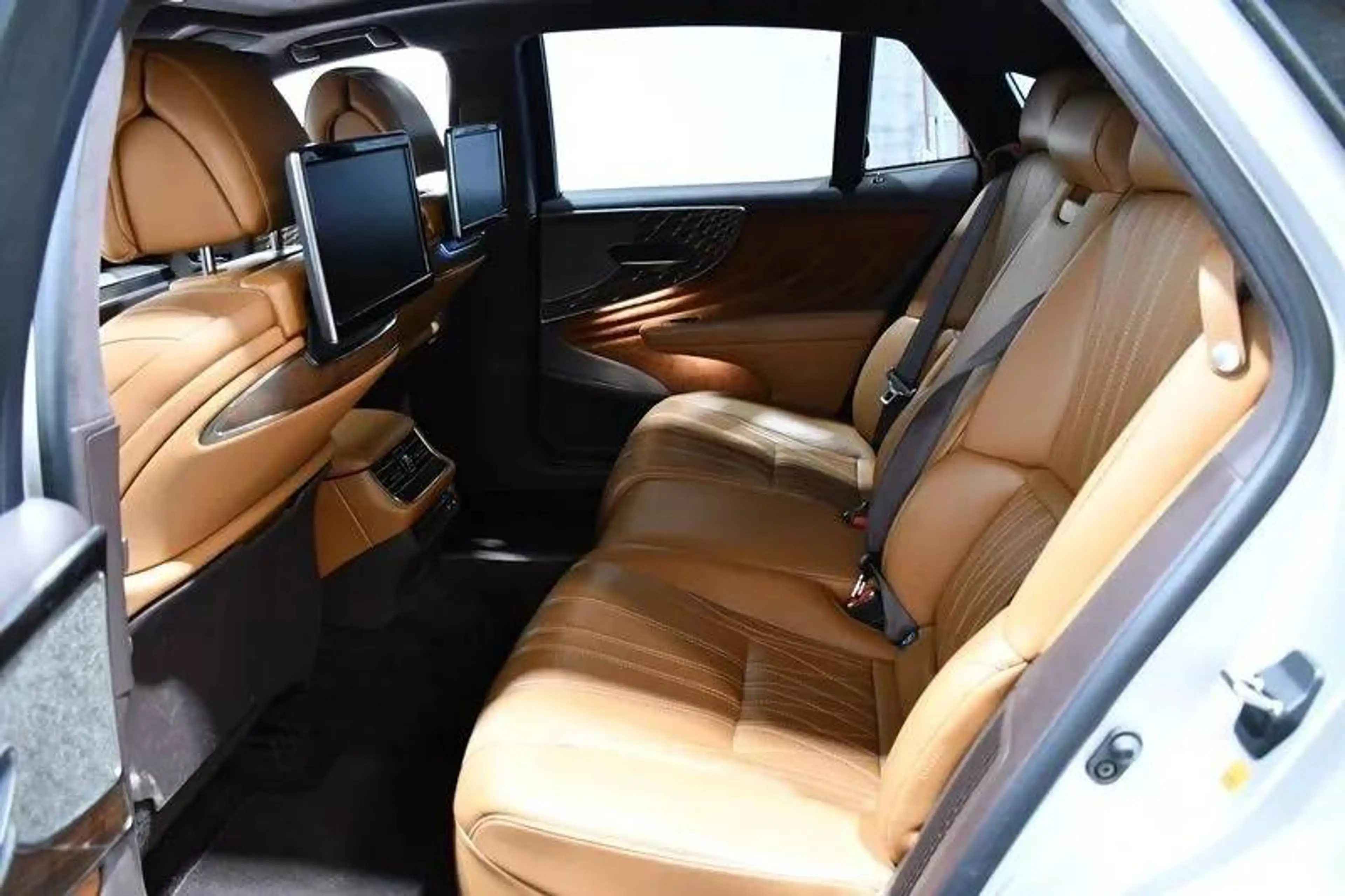 Lexus LS 500 LS500h Executive Pano/Rear TV/Air susp/HUD — photo 3