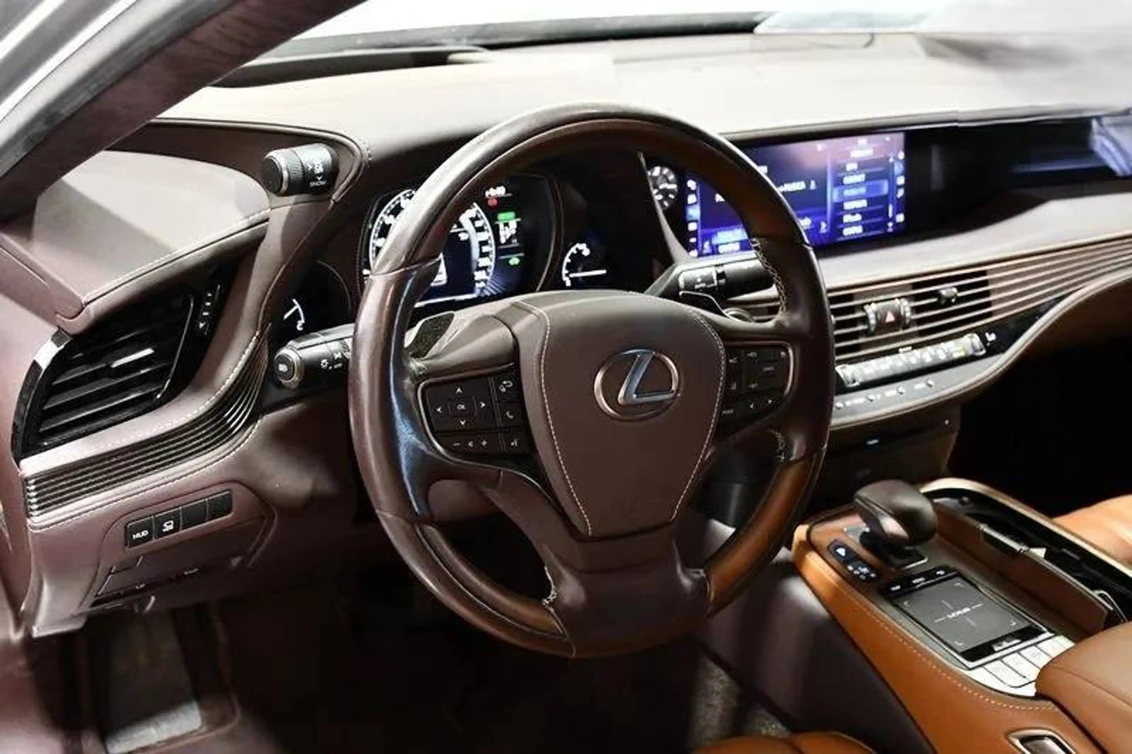 Lexus LS 500 LS500h Executive Pano/Rear TV/Air susp/HUD — photo 4