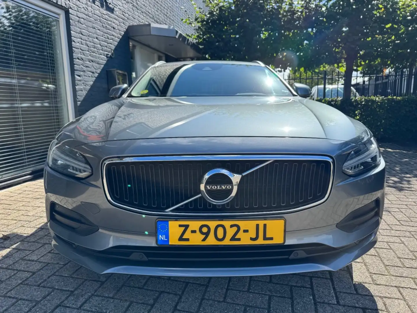 Volvo V90 2.0 D3 Autom. Momentum + D-glas + Leder + Navi + 1 Grau - 2