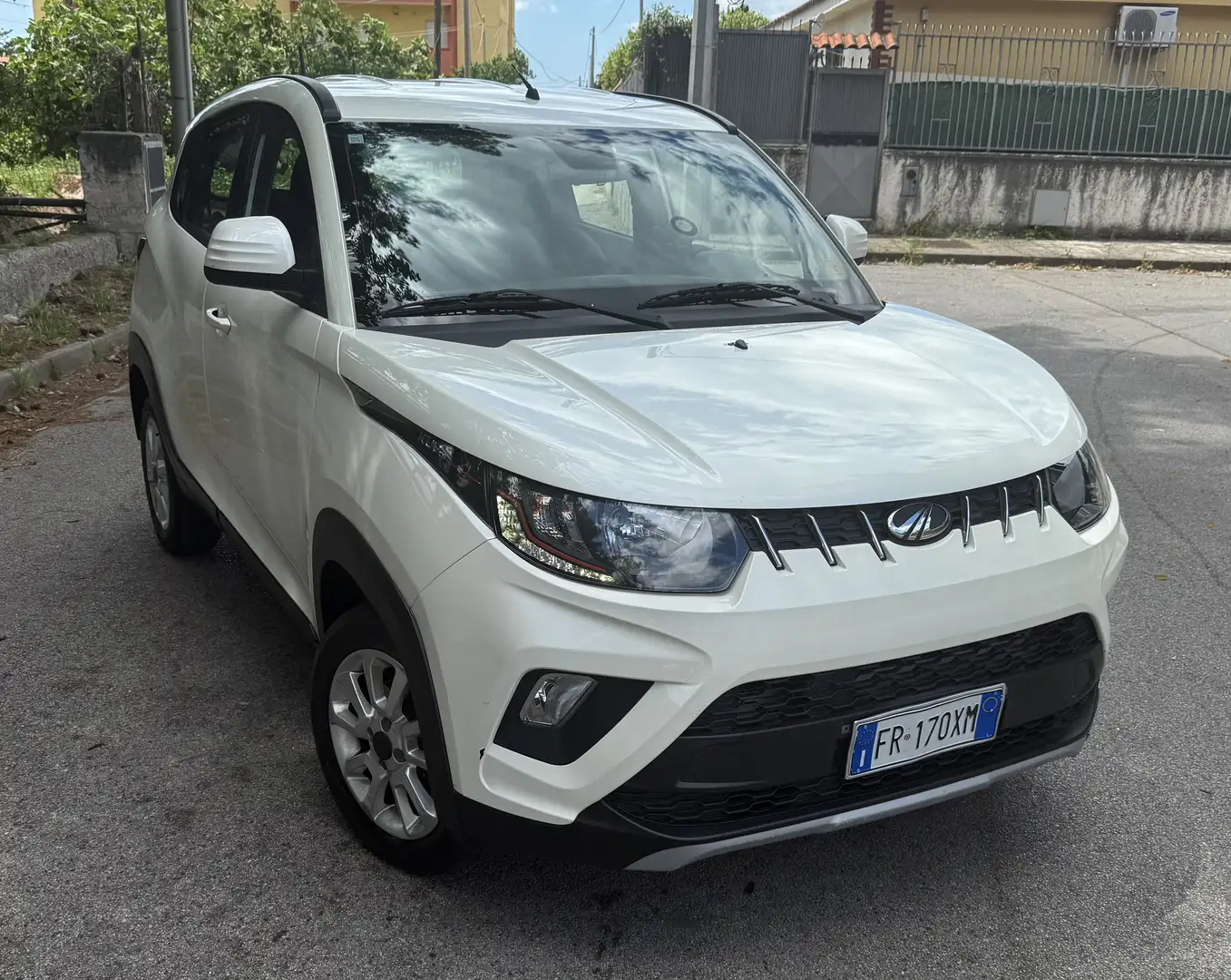 Mahindra KUV100 K8 - 1