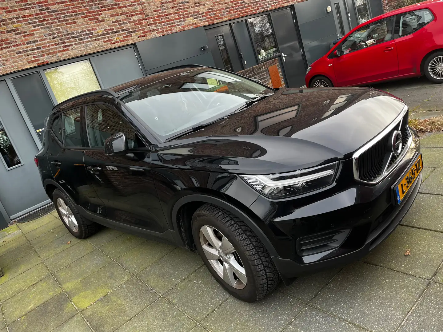 Volvo XC40 1.5 T3 Business Pro crna - 1