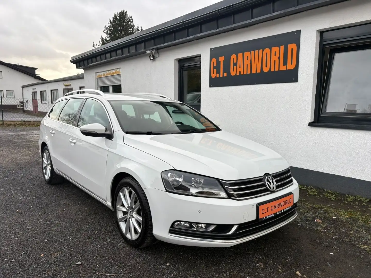 Volkswagen Passat Variant PASSAT 2,0 TDI AUTOMATIK / SITZHEIZUNG / TEMPO Weiß - 1