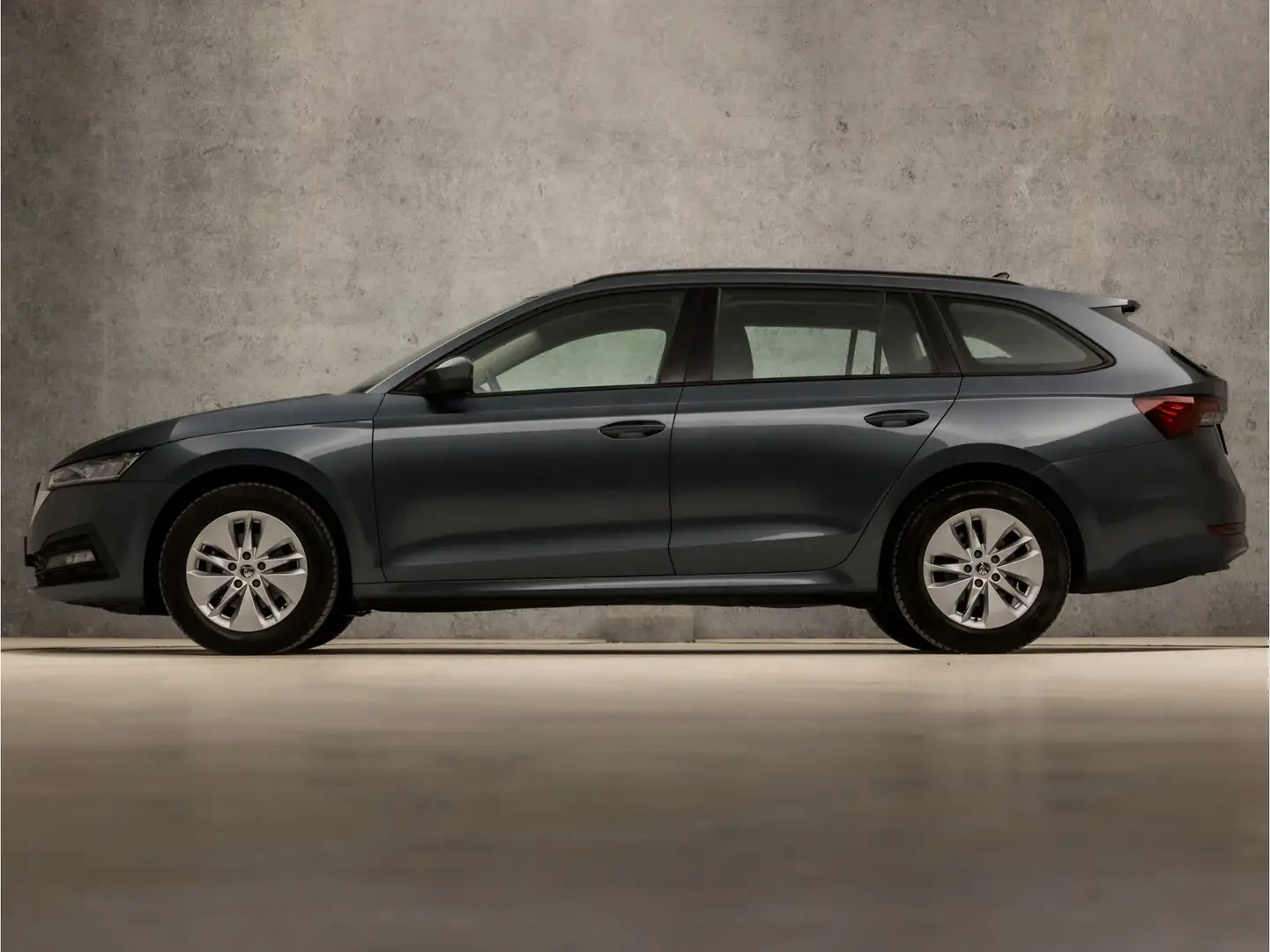 Skoda Octavia Combi 1.0 e-TSI Sport Automaat (APPLE CARPLAY, GRO Grijs - 2