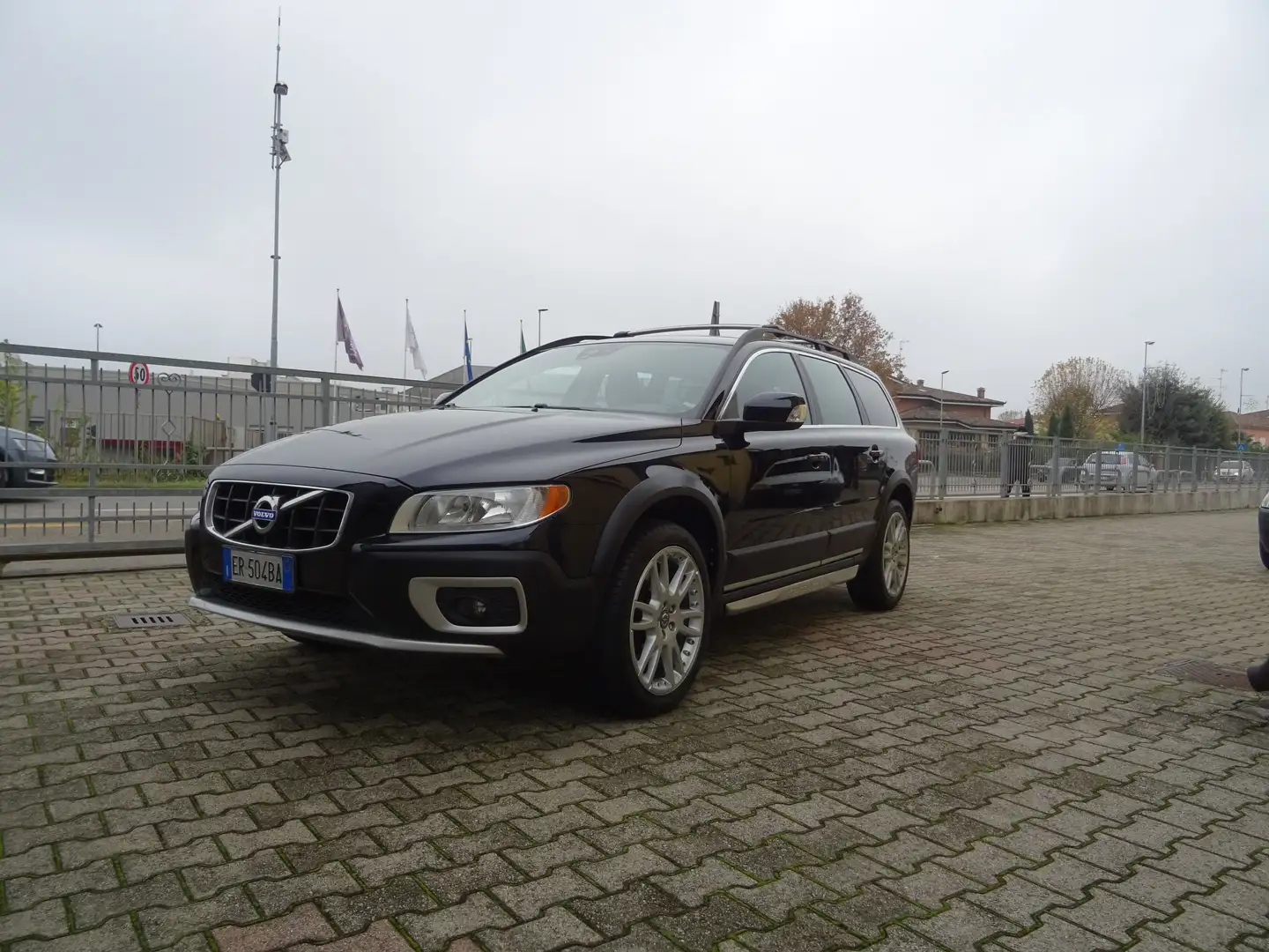 Volvo XC70 2.4 d4 ved (d3) Momentum awd geartronic crna - 2
