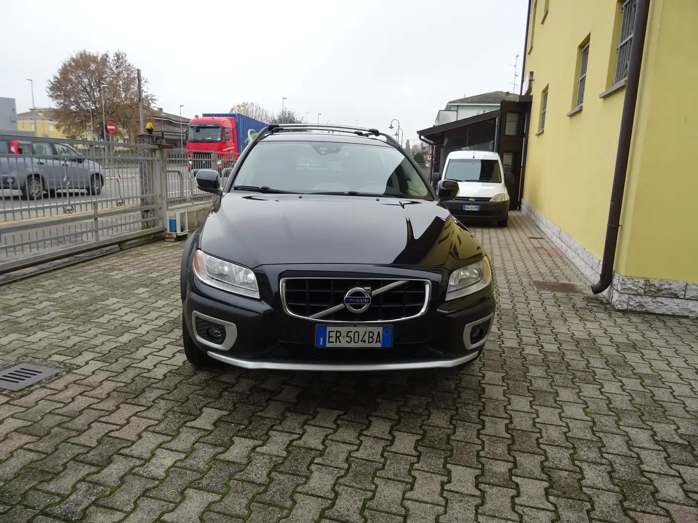 Volvo XC70 2.4 d4 ved (d3) Momentum awd geartronic Black - 1