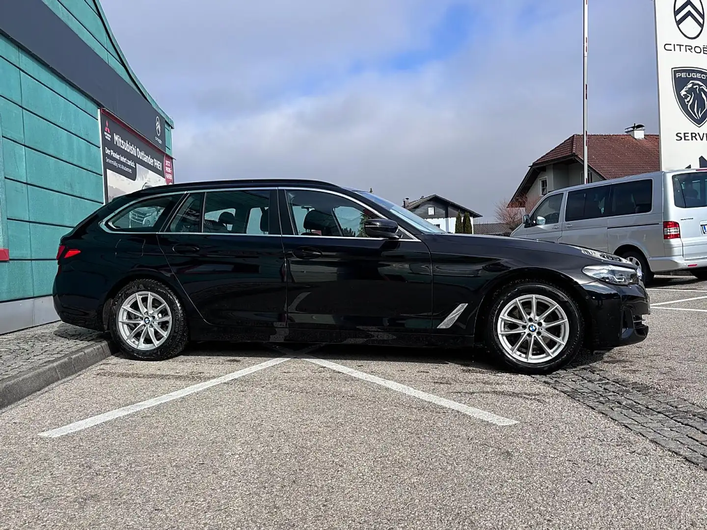 BMW 520 d 48 V Touring Aut. Schwarz - 2