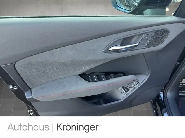 Audi Q3 view 8