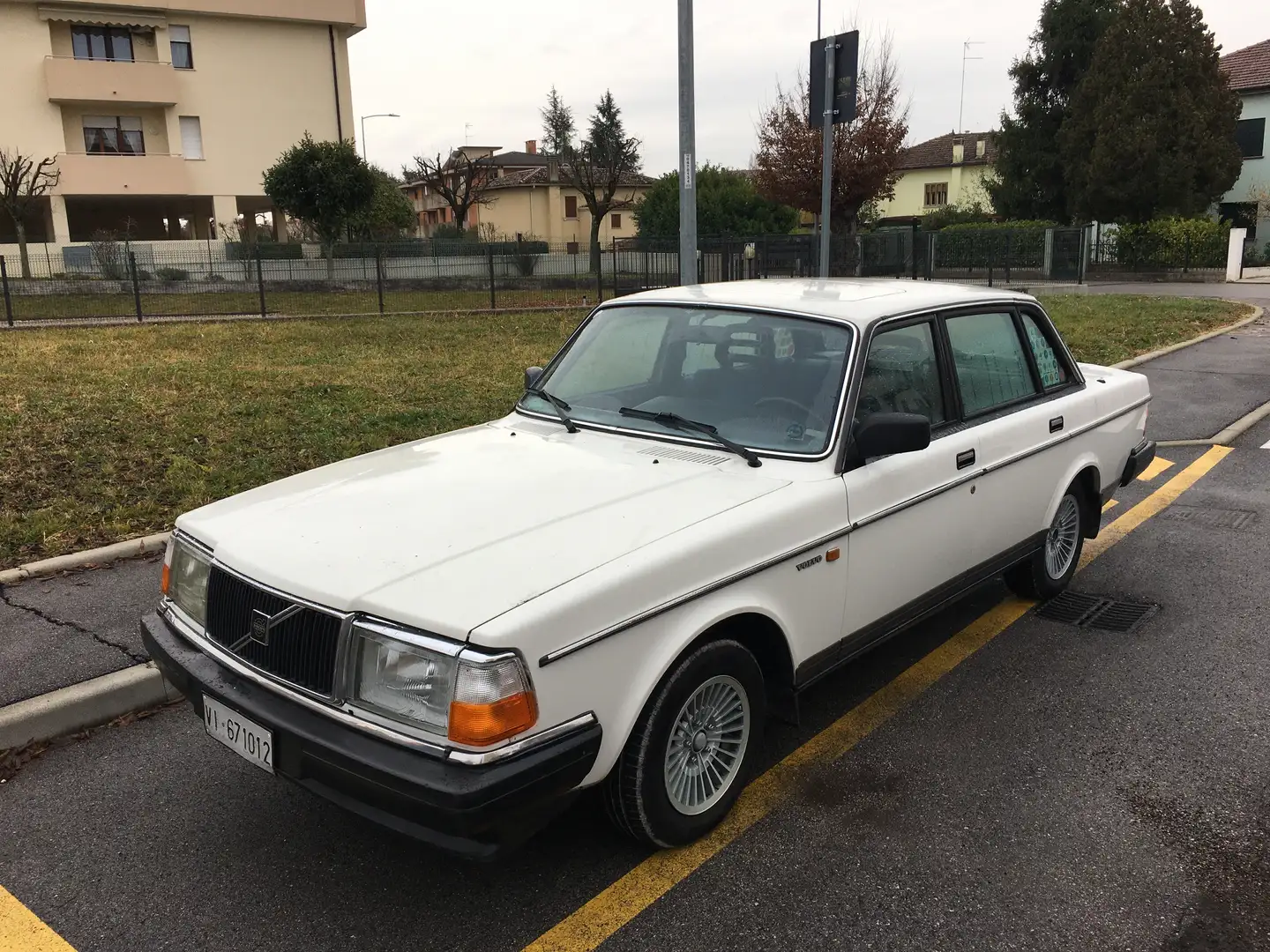 Volvo 240 2.0 GLE - 1