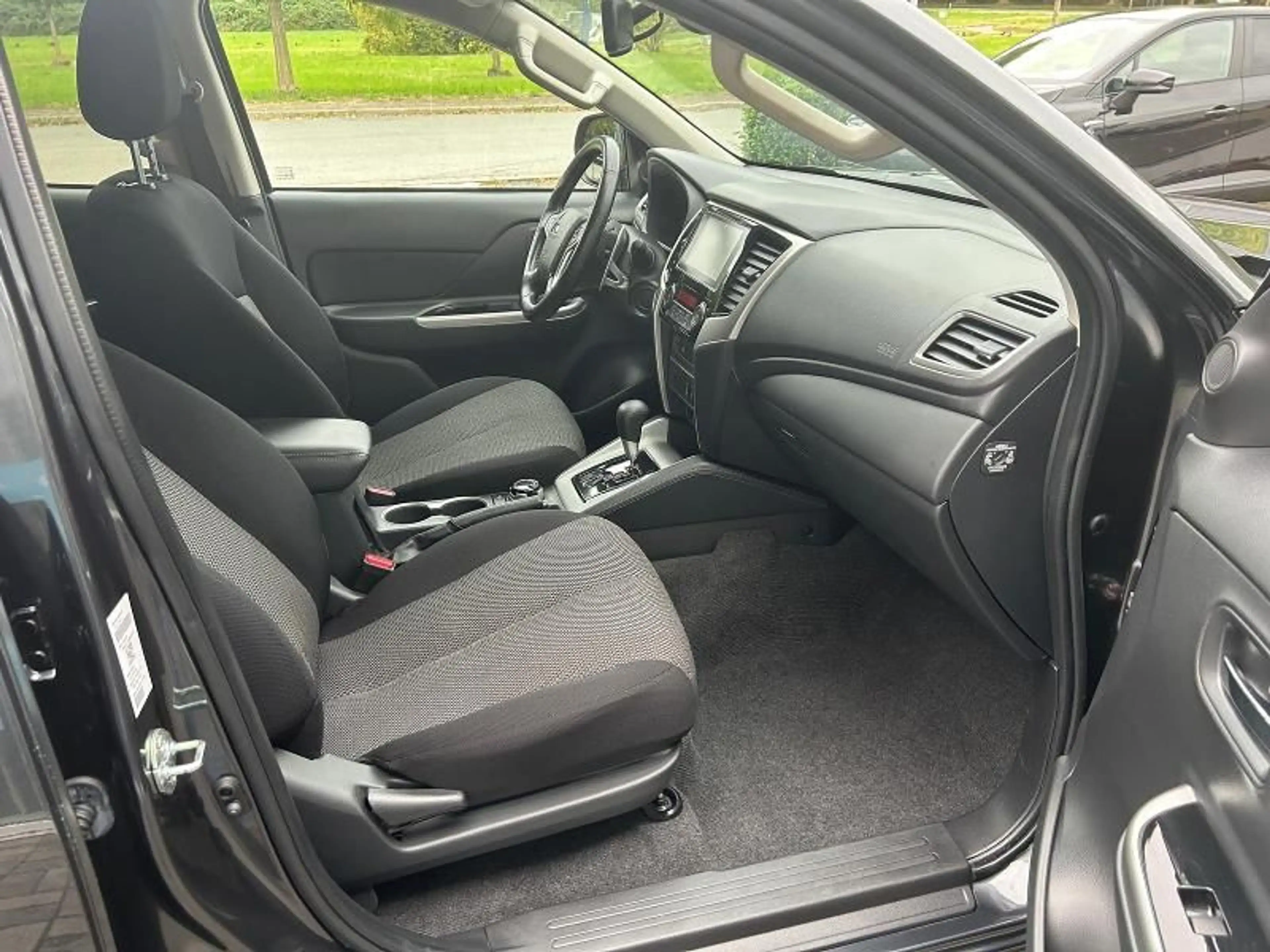 Mitsubishi L200 Doppelkabine Select 2.2 DI-D 4WD Automatik — photo 9