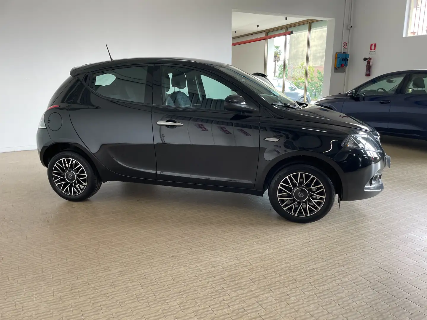 Lancia Ypsilon 1.0 firefly hybrid Platino Km 900 Telecamera Sens. Noir - 2