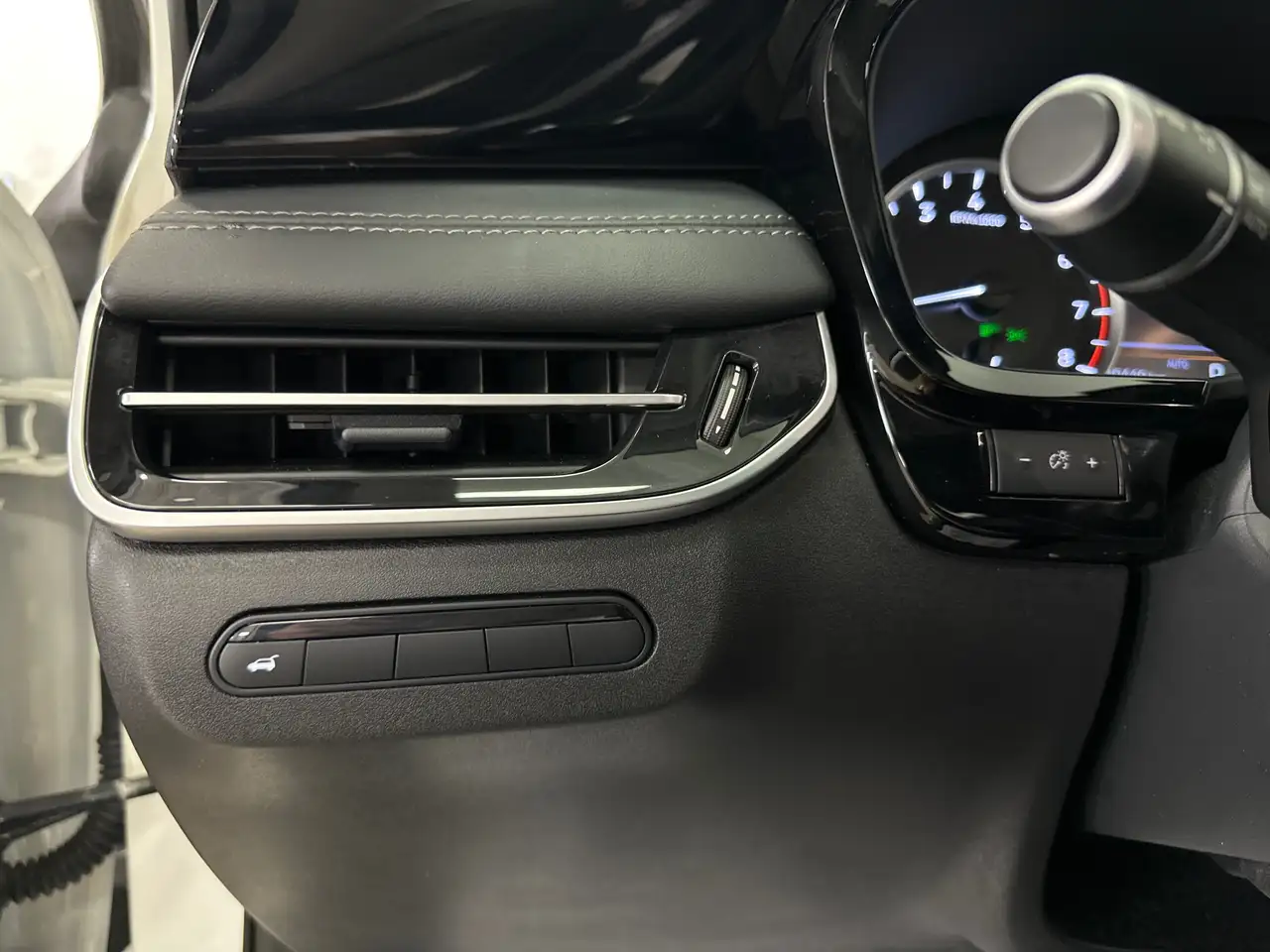 Infiniti QX60 снимка Infiniti QX60