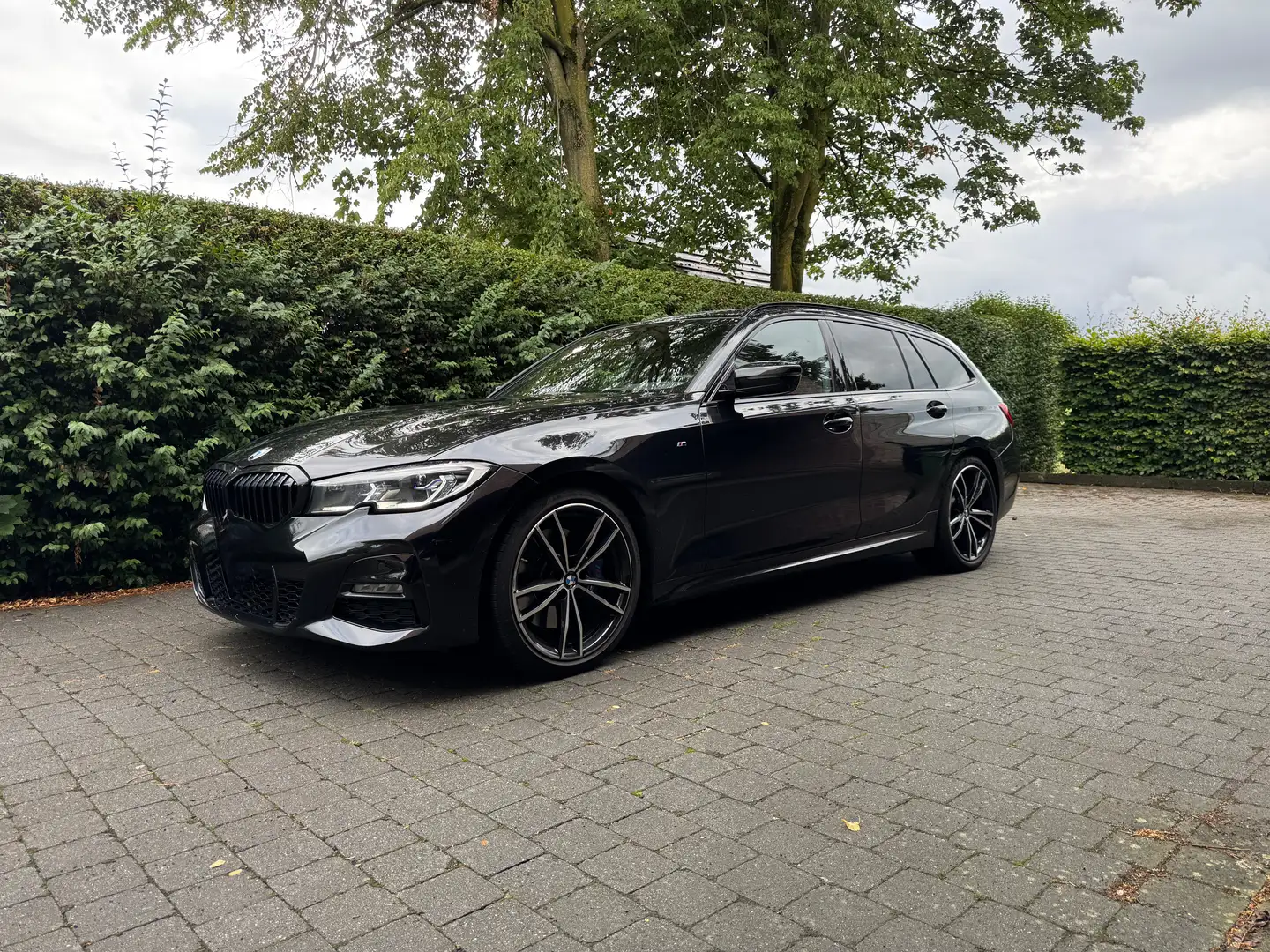 BMW 330 330d Touring Aut. M Sport Zwart - 2