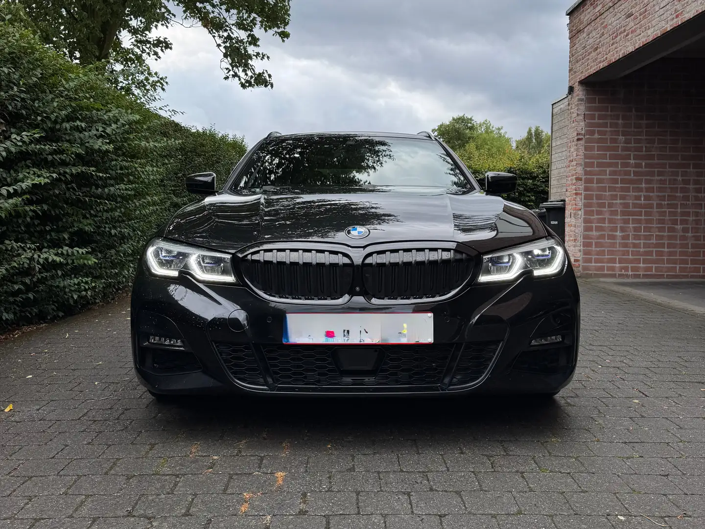BMW 330 330d Touring Aut. M Sport Zwart - 1