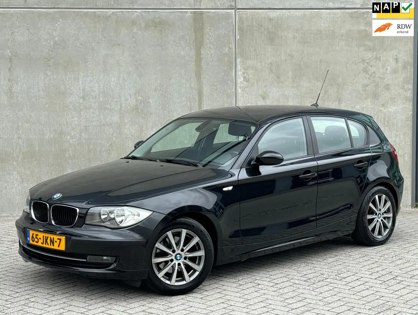 BMW 118 1-serie 2.0 118I 5DR 2009 Zwart NAP|NIEUWE APK Zwart - 1