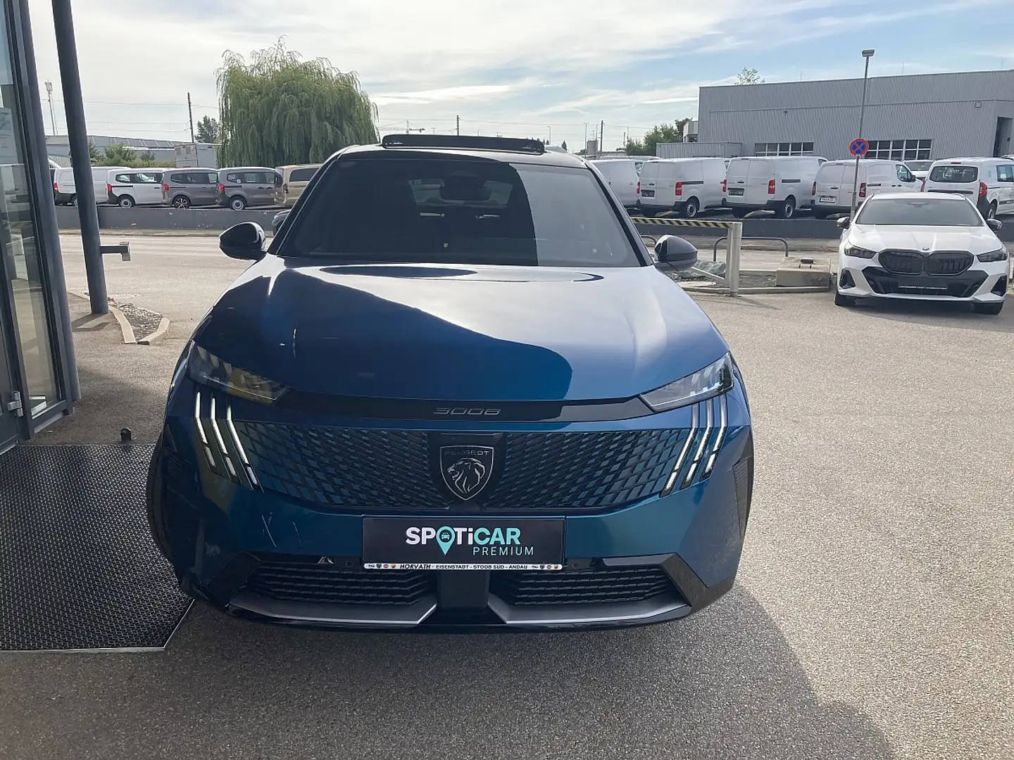 Peugeot 3008 Elektro 325 73kWh Launch Edition AWD Blau - 2
