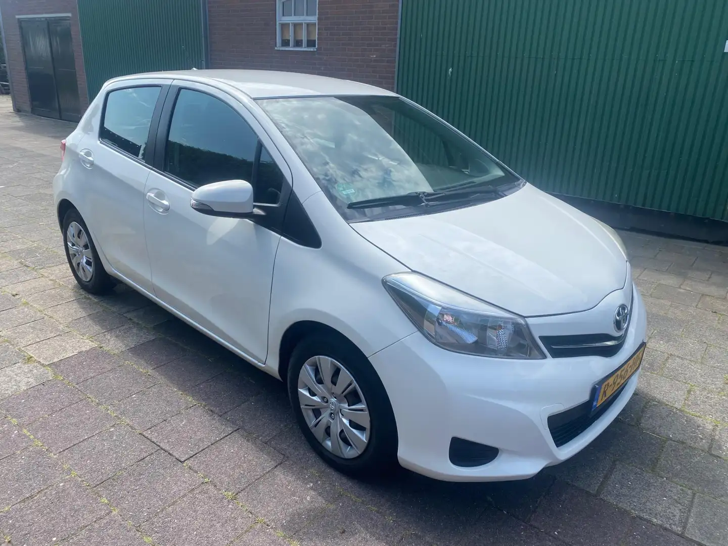 Toyota Yaris 1.0 VVT-i Comfort | Airco | APK |Achter Camera |Tr Wit - 2