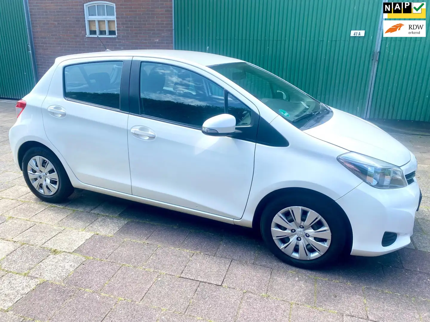 Toyota Yaris 1.0 VVT-i Comfort | Airco | APK |Achter Camera |Tr Wit - 1
