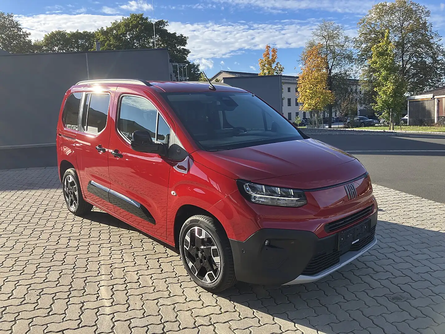 Fiat Qubo 1.5 Diesel 130 L1 La Prima Aut. netto € 24.900,- Rot - 2