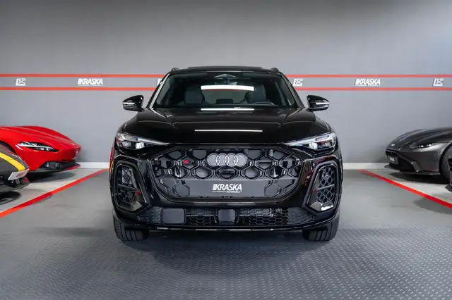 Audi SQ5 view 4